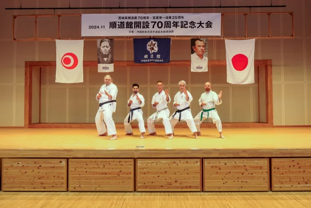 🥋 Okinawa : Culture & Cuisine au-delà du Dojo 🥋

Nos guerriers Shisa profitent de leur séjour à Okinawa non seulement pour s’entraîner mais aussi pour explorer les richesses de l’île. Découvrez avec nous les statuettes Shisa protectrices, les paysages urbains captivants et la délicieuse gastronomie locale.

Plongez dans cette fusion de culture, d’histoire et de saveurs où chaque expérience enrichit notre parcours martial.

#ShisaKaraté #OkinawaJourney #DojoLife #CulturalExploration #FoodieAdventure